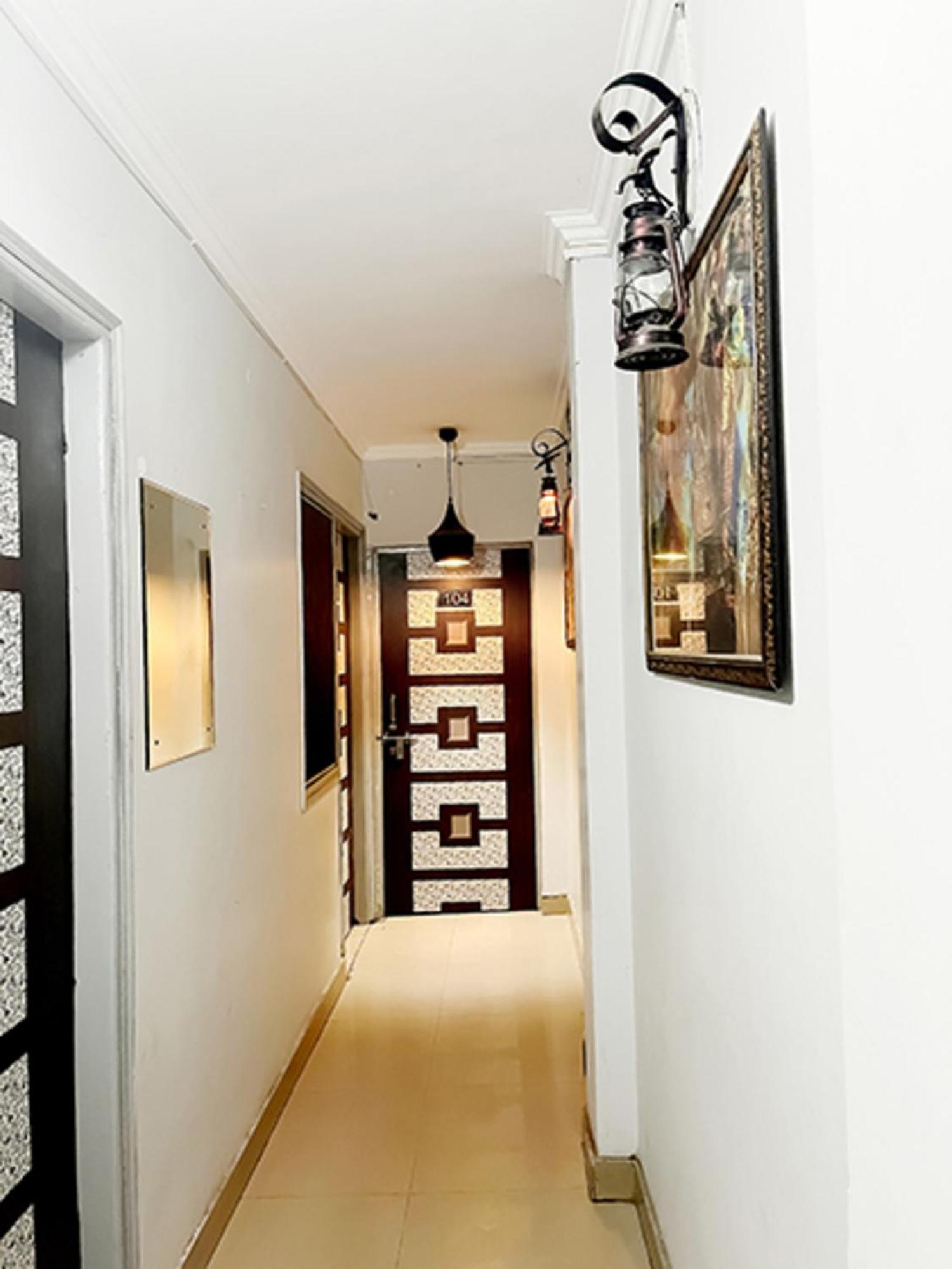 Hotel Commodo - Near Dhaula Kuan ニューデリー エクステリア 写真